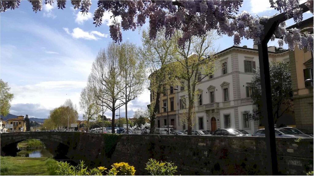 Miltontre Guest House si trova al secondo piano di un edificio Ottocentesco di Viale Giovanni Milton numero 3 a Firenze. Il viale alberato è sulla sponda sinistra del Torrente Mugnone, qui attraversato da una passerella pedonale coperta di glicine e adornata da vasi fioriti. 