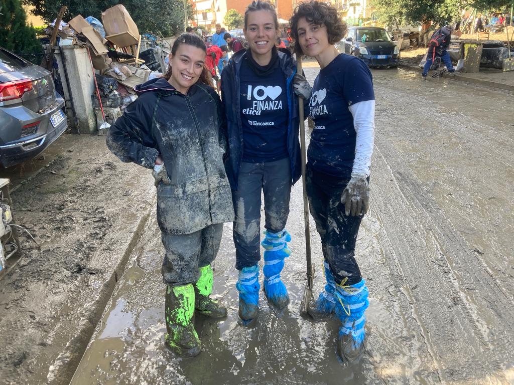 persone di Banca Etica e filiale di Firenze in aiuto dopo l'alluvione di Campi Bisenzio - novembre 2023