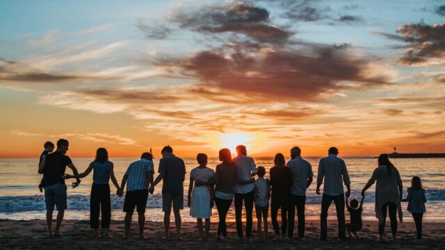 Gruppo di persone in riva al mare