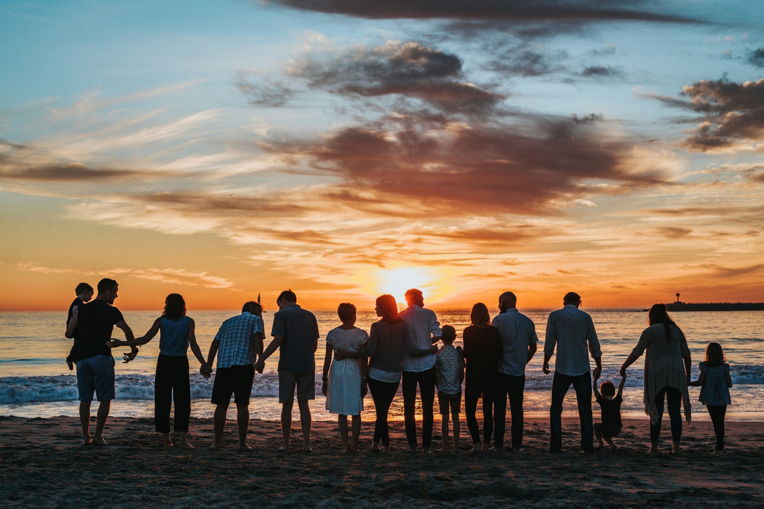 Gruppo di persone in riva al mare