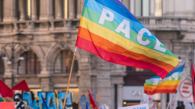 Bandiera della pace al vento
