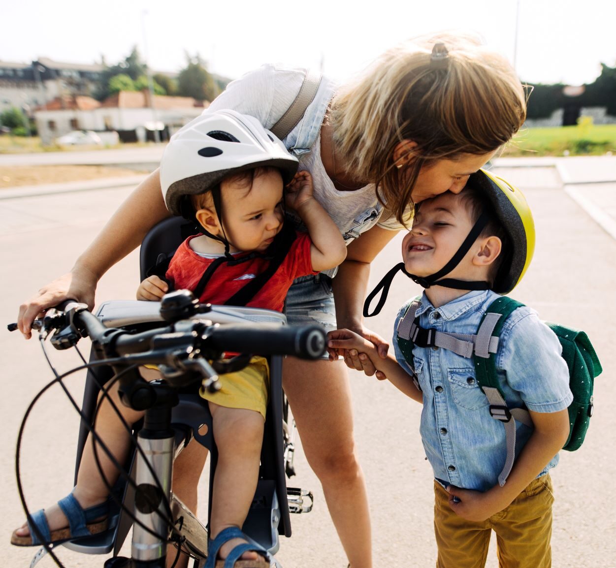 Mamma con bambini in bicicletta