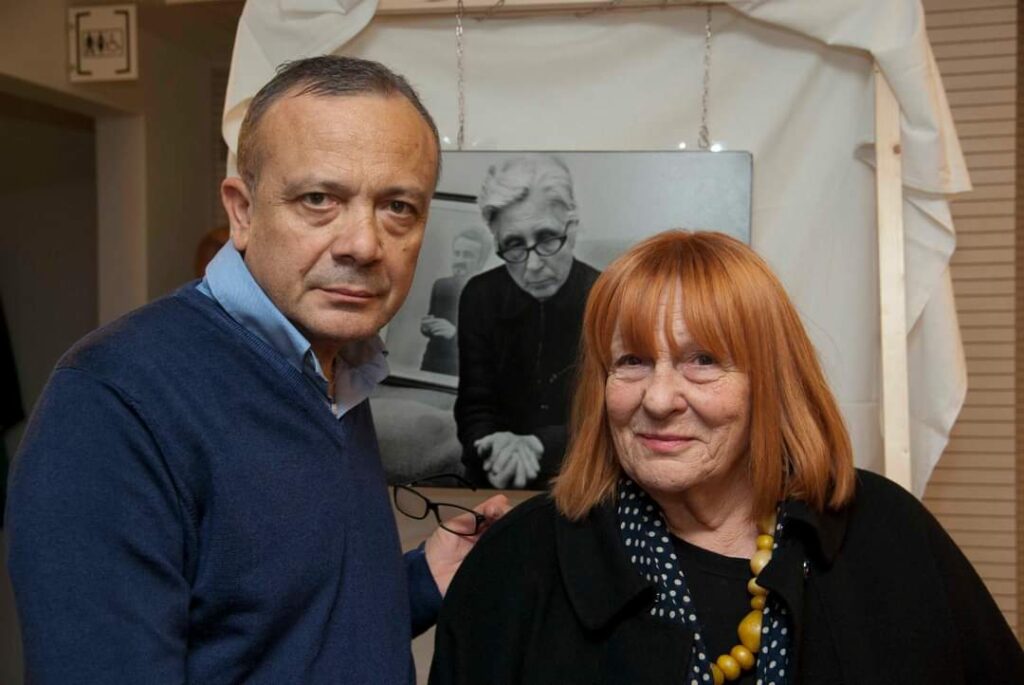 Giovanni Impastato con Letizia Battaglia all'inaugurazione sala Peppino Impastato nella sede di Banca Etica a Padova. Alle loro spalle la famosa foto di Felicetta Impastato scattata da Letizia Battaglia e acquistata dalla banca nell'occasione