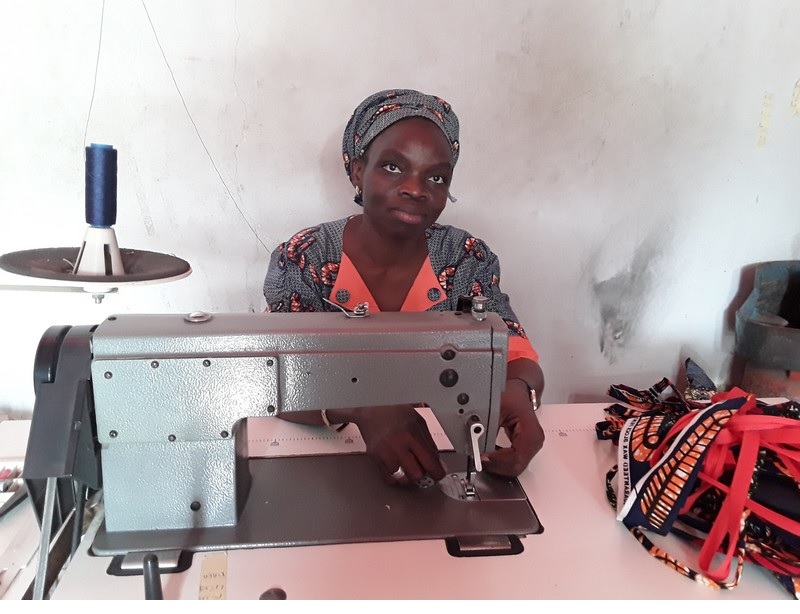 la sartoria di Pauline Tine finanziata da CAURIE Microfinance - Lam Lam, Senegal