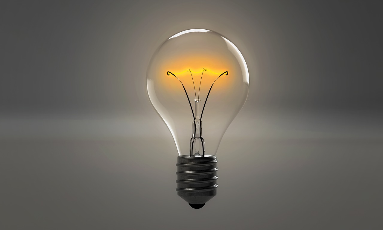 lampadina, luce, elettricità, energia e bollette - foto di Arek Socha da Pixabay