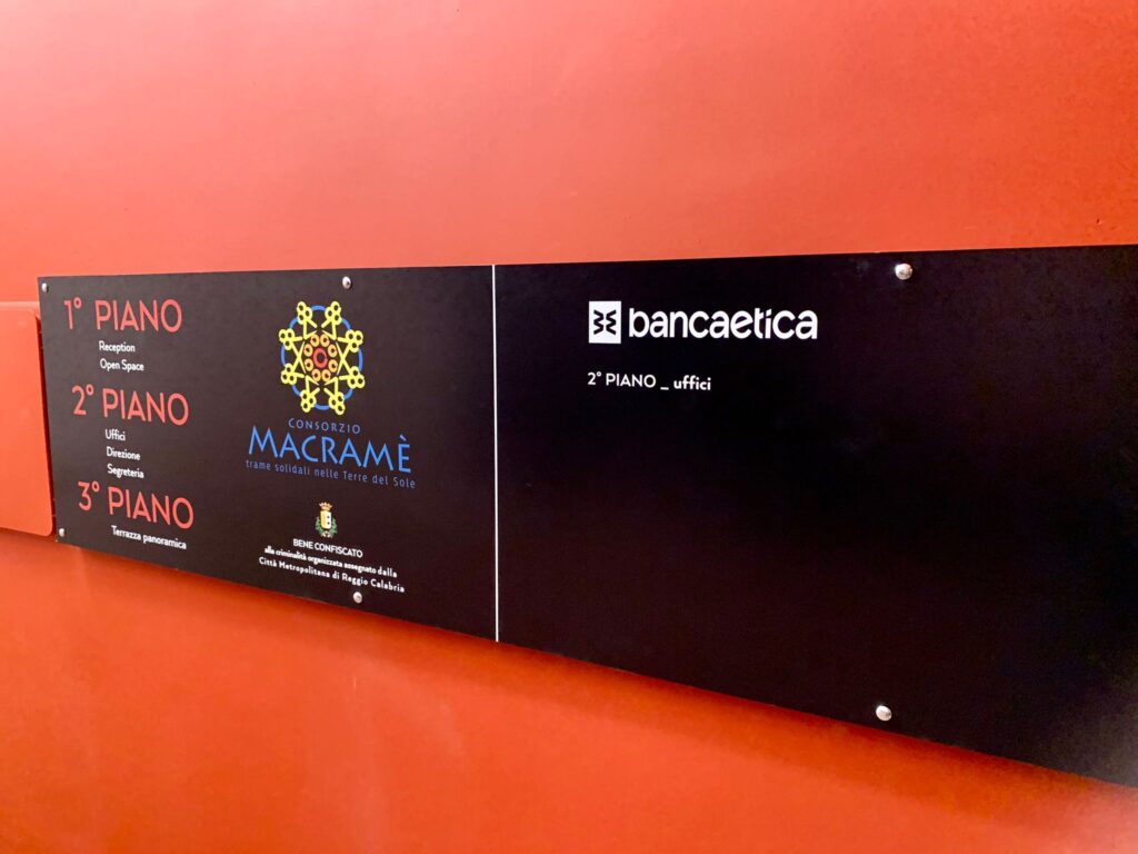 i nuovi uffici amministrativi di Banca Etica in un bene confiscato alla criminalità a Reggio Calabria - luglio 2022