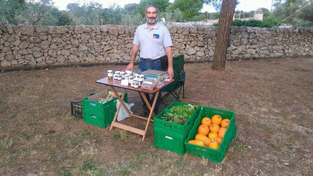 La Masseria Dirupo, azienda agricola biologica nel barese, sperimenta l'economia di transizione e punta all'autosufficienza idrica, energetica e alimentare