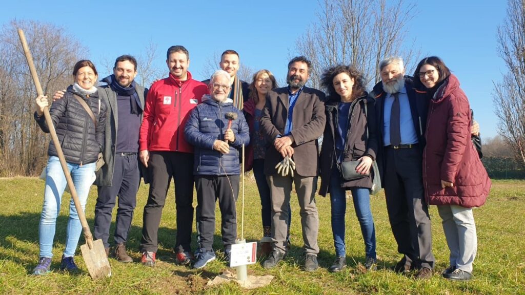 Fabio Silva con lo staff di Etica Sgr, 14 febbraio 2020, alla posa del primo albero dei 415 piantati al Parco Nord a Milano