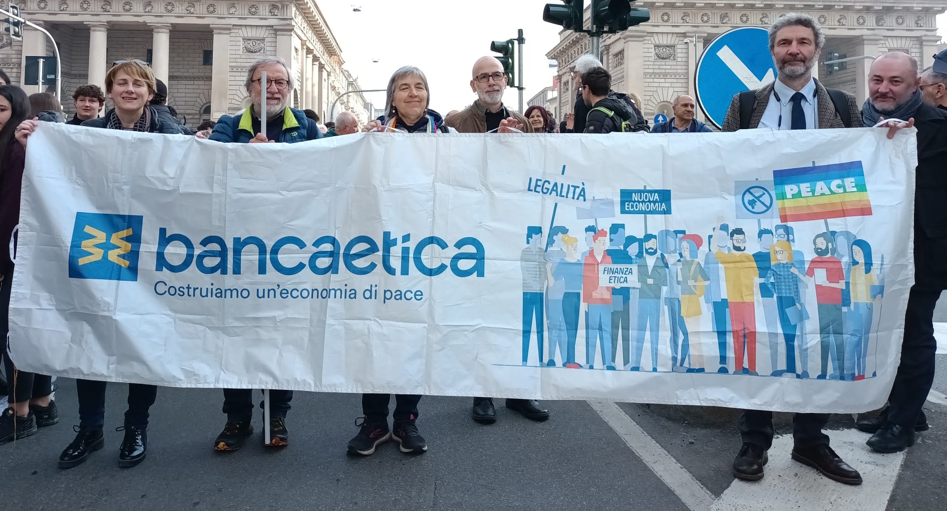 soci di Banca Etica con i vertici del Gruppo Banca Etica in piazza con Libera, Milano, 21-3-2023