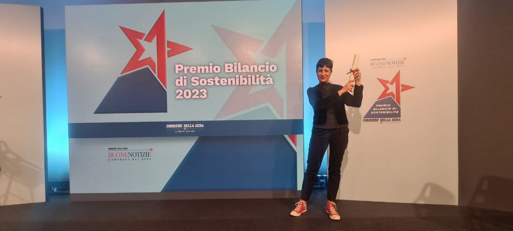 Nadia Lodato riceve il premio per il bilancio di sostenibilità di Cotti in Fragranza a Milano, 17-4-2023