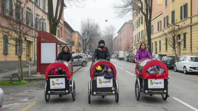 Cargomilla APS durante le attività ludico-ricreative outdoor per la prima infanzia a Bologna, con una delle cargo bike finanziate da Mag6. ph. Nicoletta Valdisteno