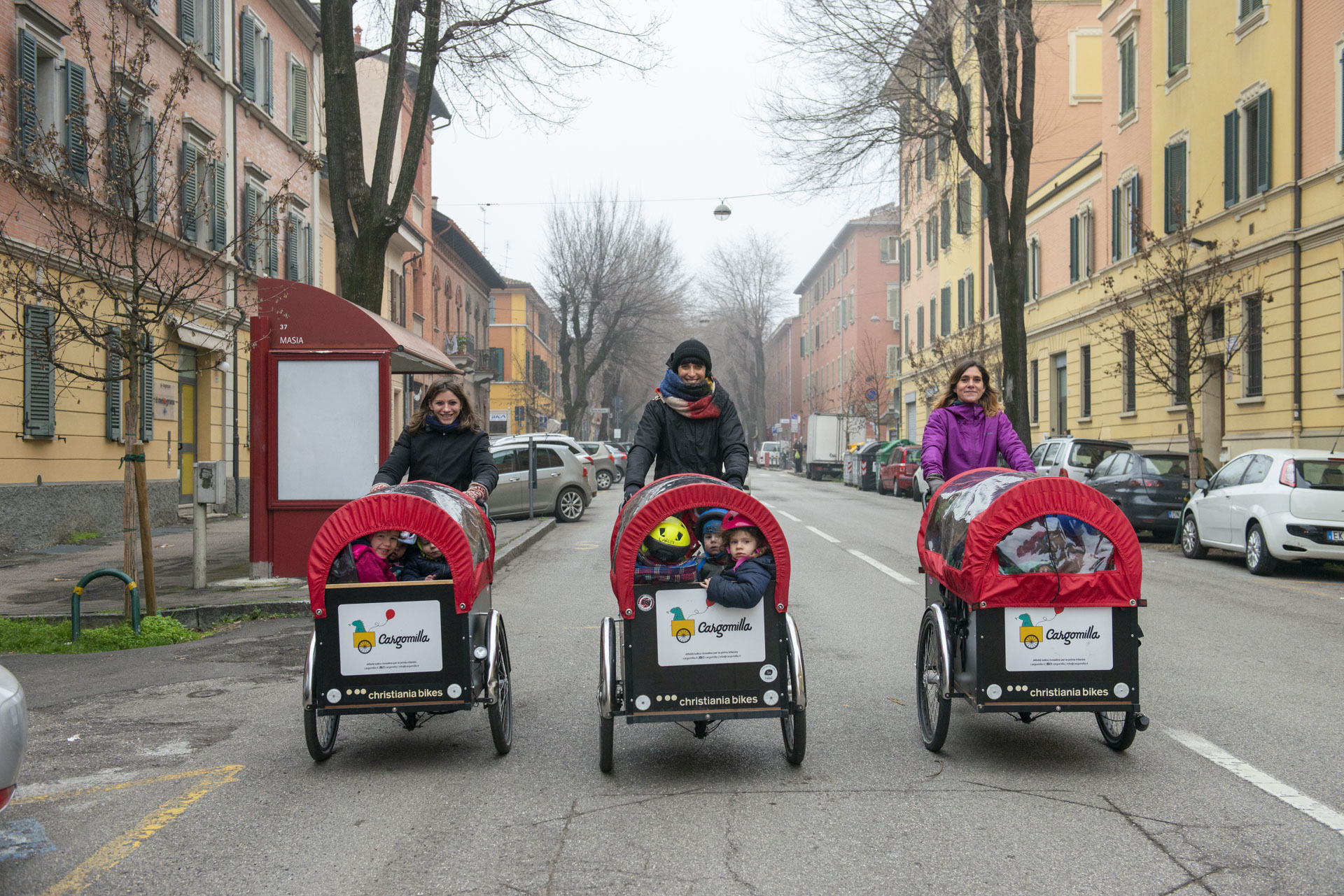 Cargomilla APS durante le attività ludico-ricreative outdoor per la prima infanzia a Bologna, con una delle cargo bike finanziate da Mag6. ph. Nicoletta Valdisteno