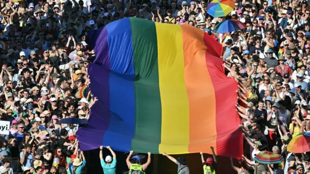 persone che manifestano per i diritti