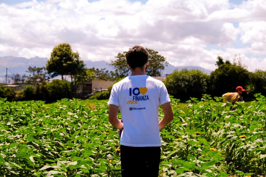 Ragazzo di spalle con tshirt i love finanza etica