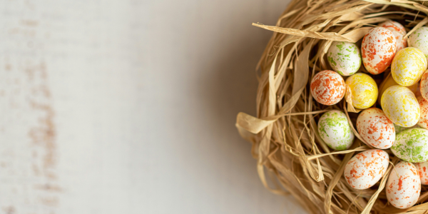 uova di pasqua colorate in un cestello