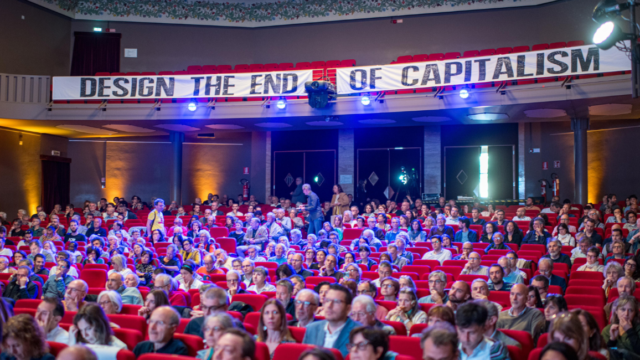 Assemblea 2025 platea con striscione design the en of the capitalism