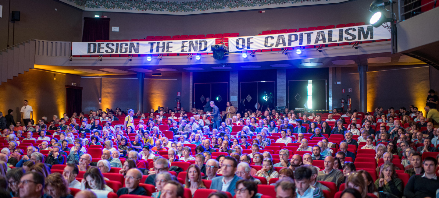 Assemblea 2025 platea con striscione design the en of the capitalism
