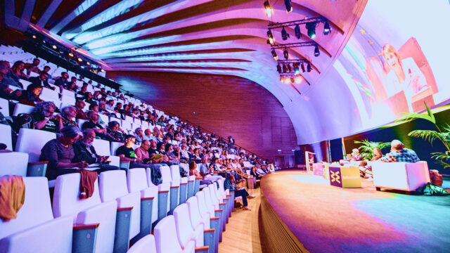 persone all'assemblea dei soci a Valencia 2024