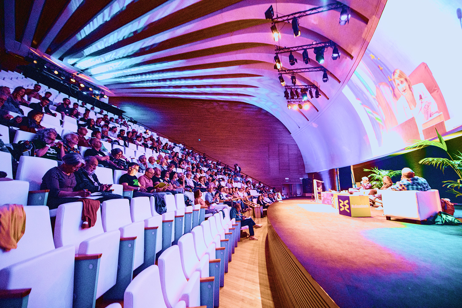 persone all'assemblea dei soci a Valencia 2024