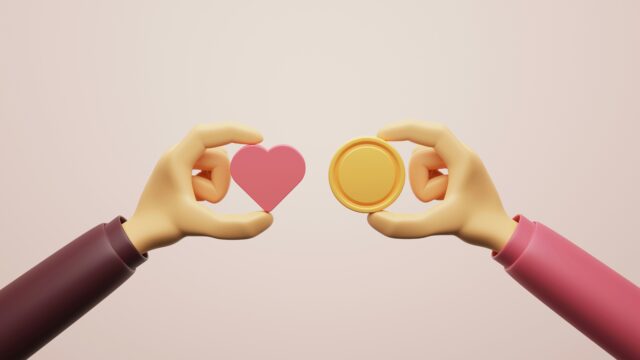 due mani, una tiene un cuore e l'altra una moneta
