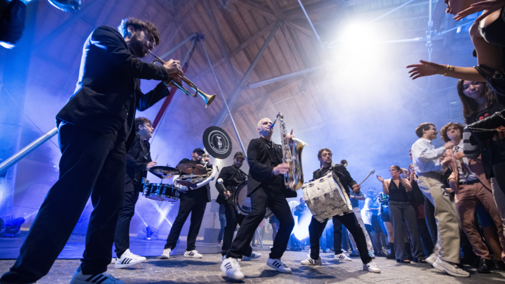 band musical suona alla festa per i 25 anni di Banca Etica a Torino press Arsenale della Pace