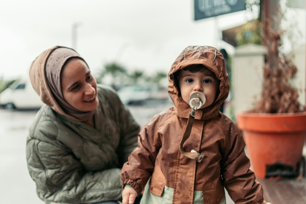 Mamma che guarda il suo bambino piccolo