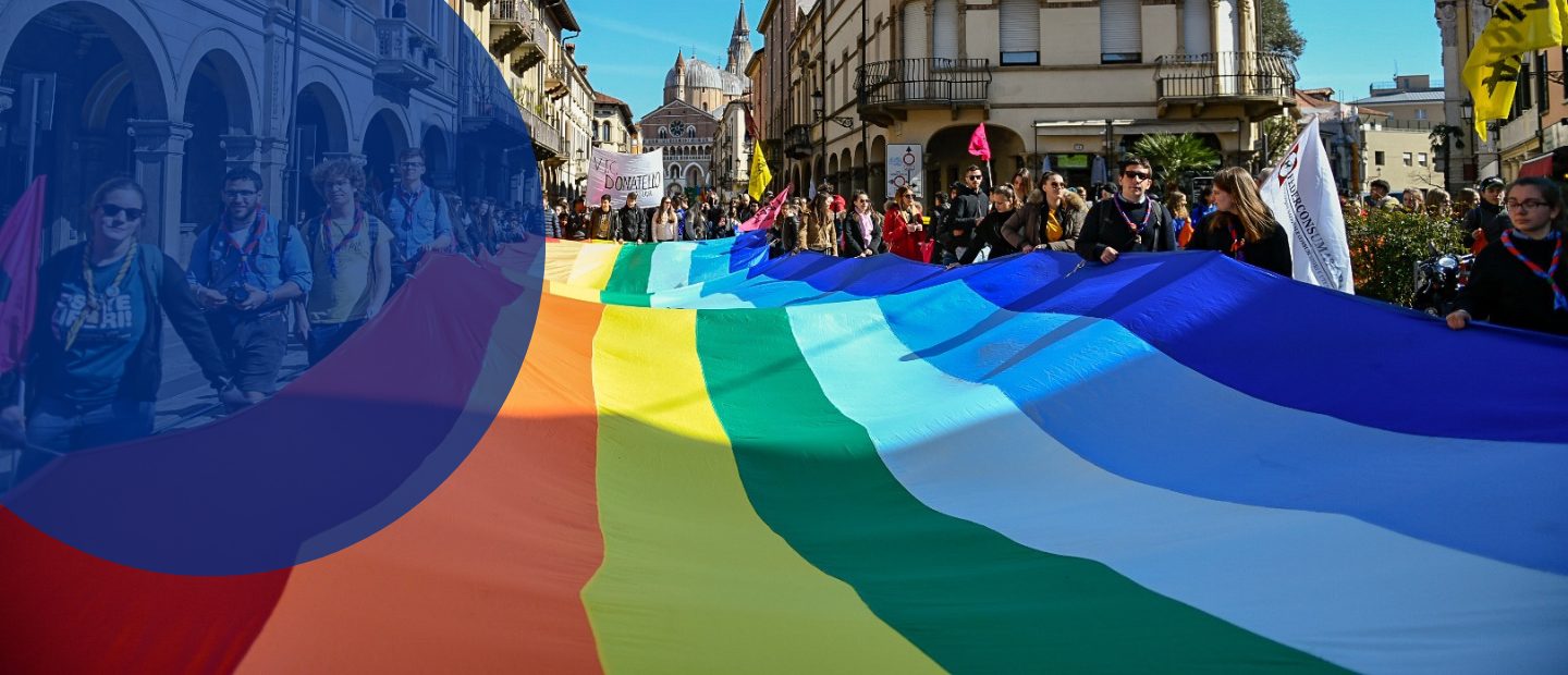Corteo con persone in marcia con striscione della pace