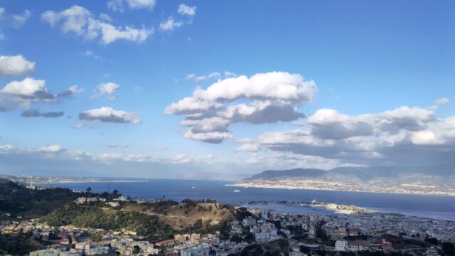 vista dalla Sicilia sulla Calabria e sul mare dello Stretto di Messina - ottobre 2025