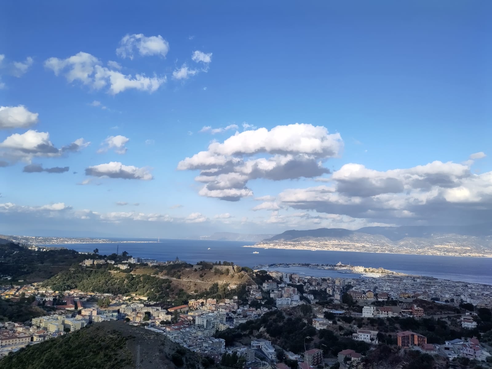 vista dalla Sicilia sulla Calabria e sul mare dello Stretto di Messina - ottobre 2025