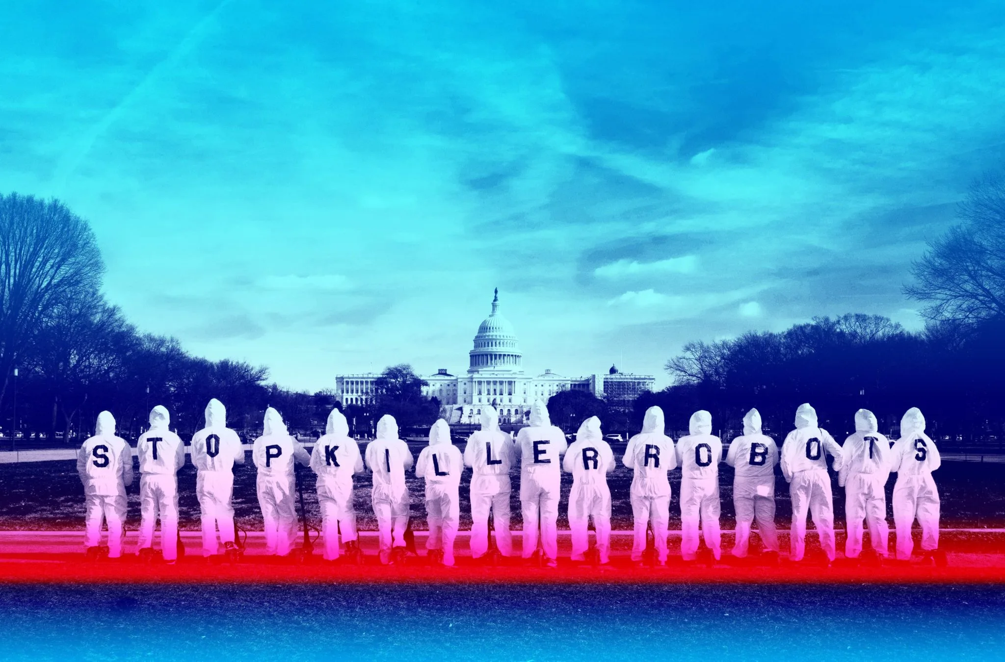 Un gruppo di persone di spalle mostra sulle schiene delle lettere che insieme formano la scritta “Stop Killer Robots”