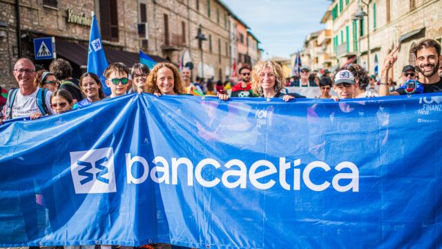 Dipendenti con lo striscione di banca etica.
