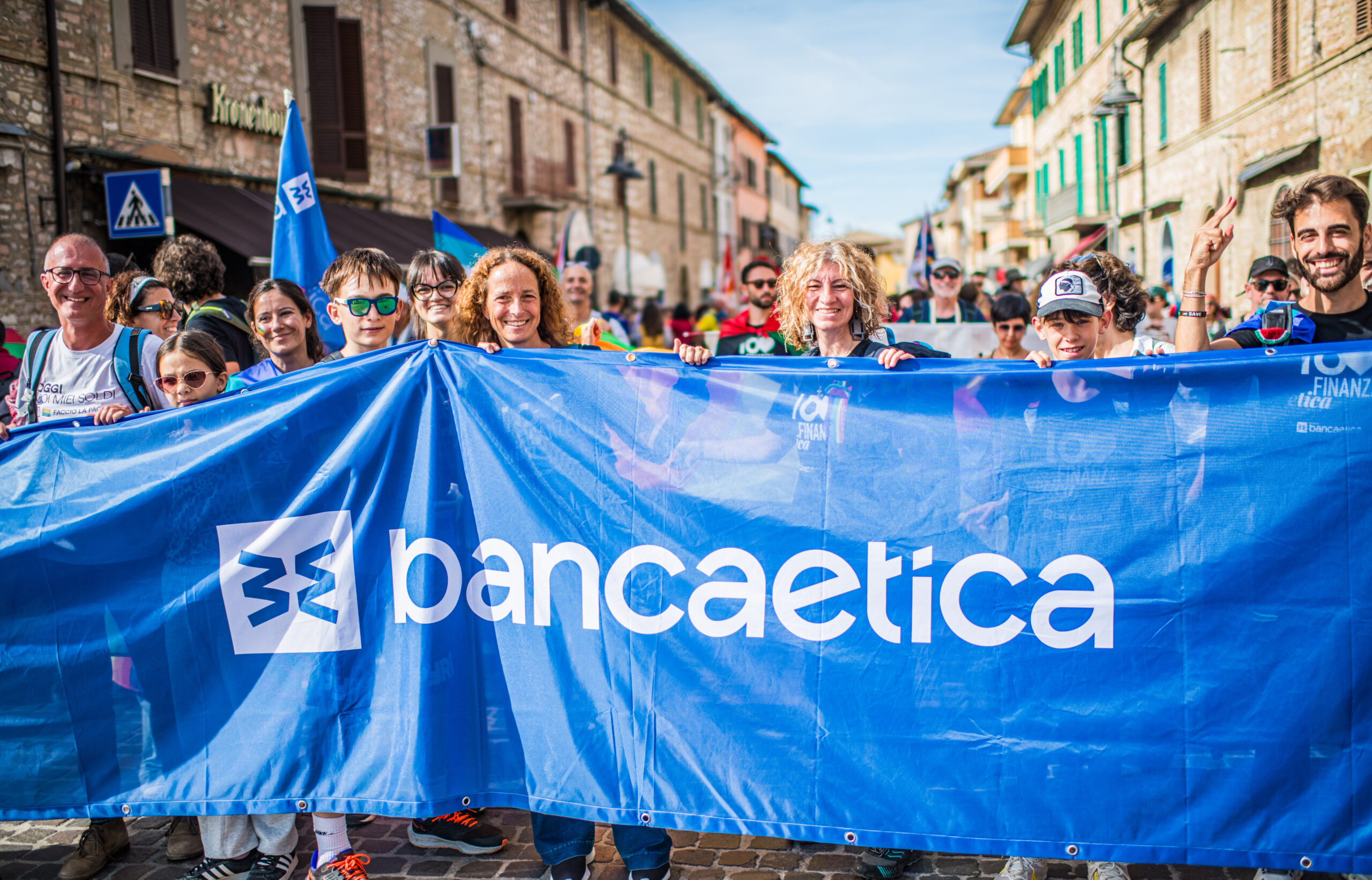 Dipendenti con lo striscione di banca etica.
