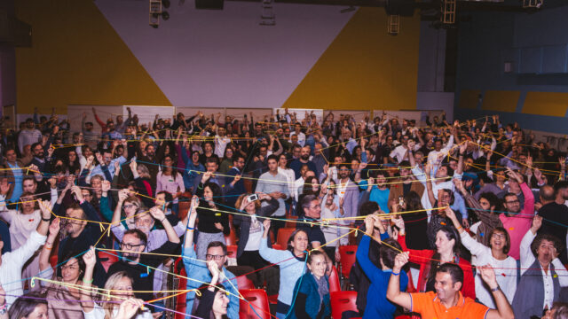 pendenti e dipendenti di Banca Etica durante un momento di attività collettiva all'incontro annuale del 2024 a Modena