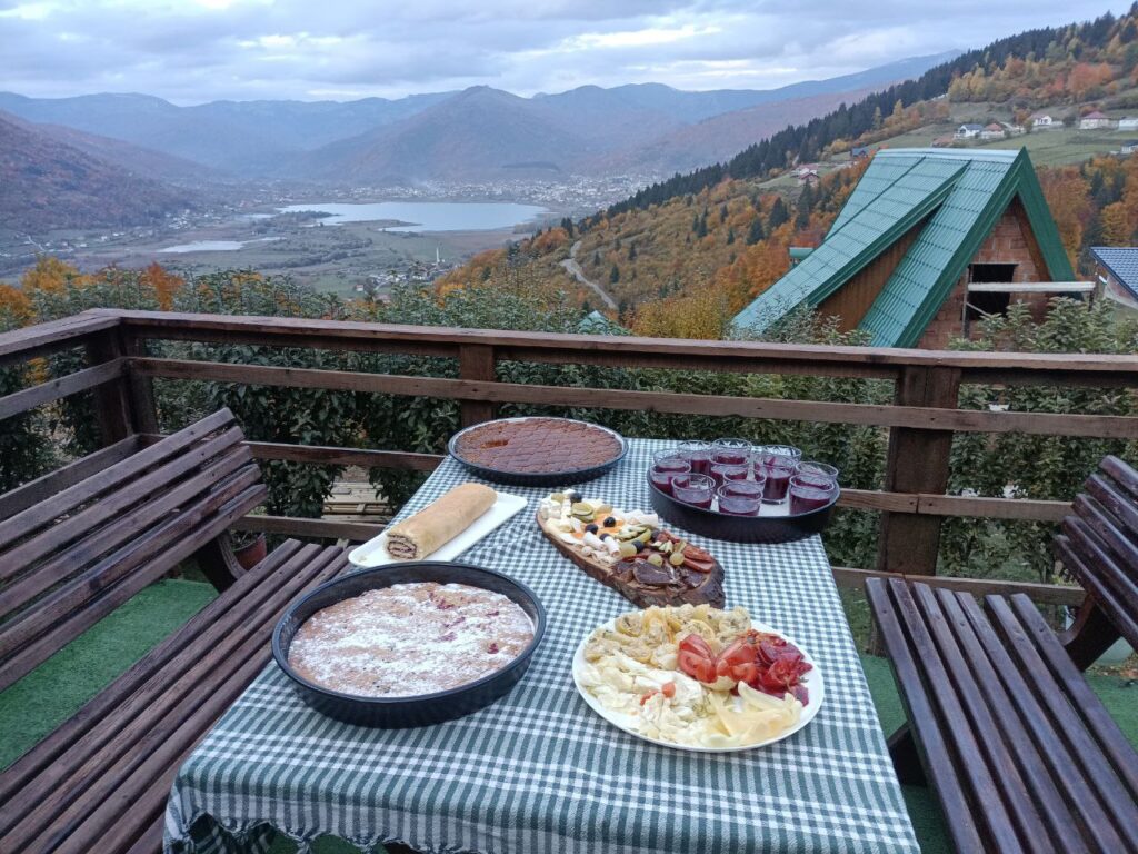 Un viaggio lento in Montenegro, angolo dei Balcani segnato dalla natura prorompente, fatta di fiumi e montagne severe, laghi alpini e foreste. 