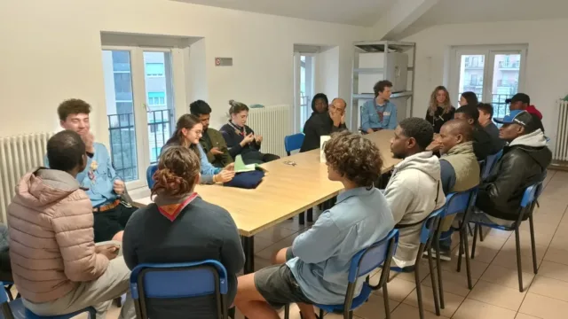 persone riunite intorno ad un tavolo