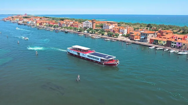 barca con bici sulla laguna di Venezia