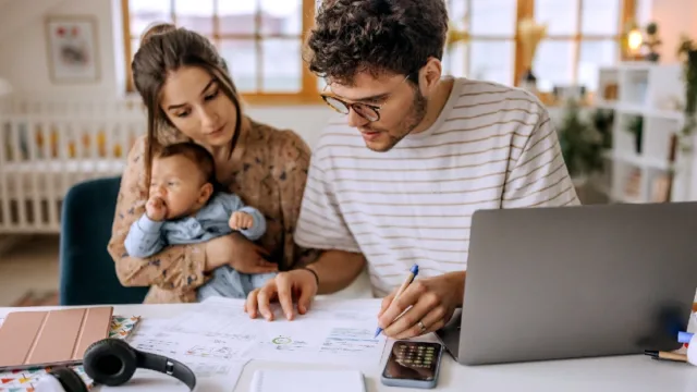 famiglia con bambino piccolo mentre controlla dei documenti