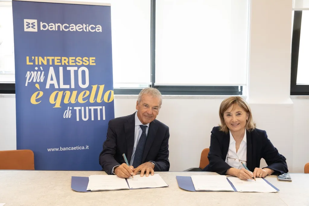 Aldo Soldi (presidente Banca Etica) e Gelsomina Vigliotti (vicepresidente BEI) alla firma - Napoli,12-10-2026 - 2 - credit to Banca Etica / photo credit to Salvatore Esposito per Banca Etica